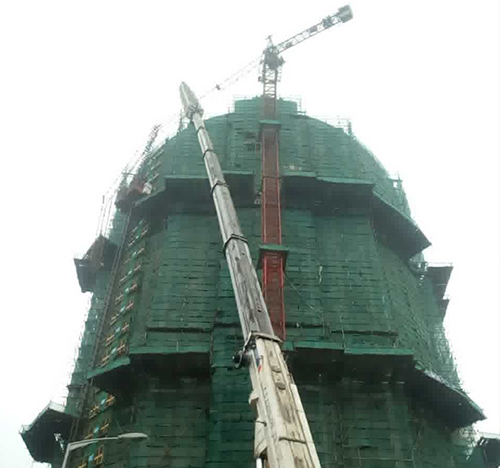 巧家吊车在工地上作业